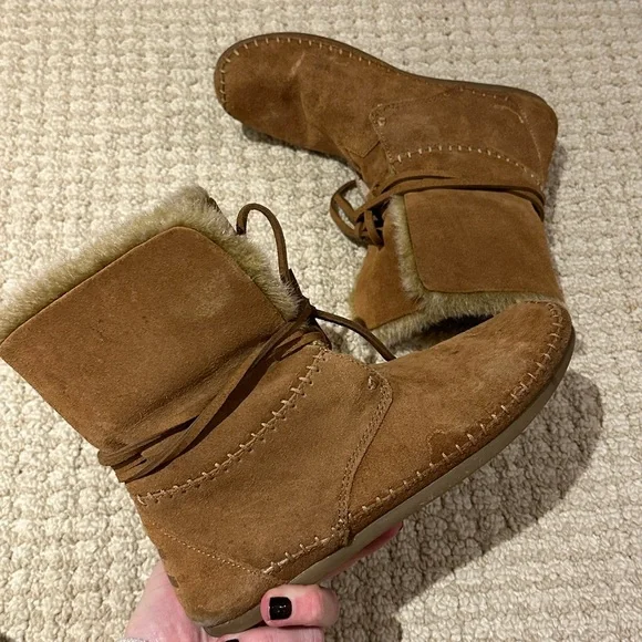 Toms Tan Moccasin Winter Boots with Faux Fur Trim - Picture 3 of 7